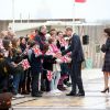 Le prince William et Kate Middleton rencontrent des jeunes fans de rugby sur le parvis des droits de l'homme au Trocadéro à Paris le 18 mars 2017.