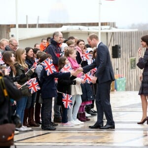 Le prince William et Kate Middleton rencontrent des jeunes fans de rugby sur le parvis des droits de l'homme au Trocadéro à Paris le 18 mars 2017.