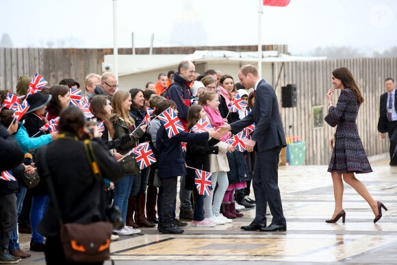 Le prince William et Kate Middleton rencontrent des jeunes fans de rugby sur le parvis des droits de l'homme au Trocadéro à Paris le 18 mars 2017.