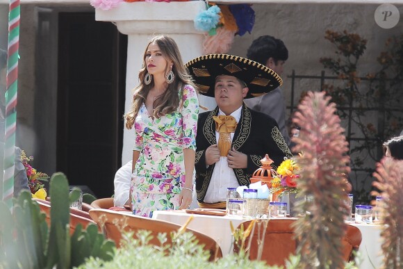 Exclusif - Sofia Vergara et Rico Rodriguez sur le tournage du premier épisode de la saison 8 de "Modern Family" à Los Angeles, Californie, Etats-Unis, le 1er Août 2016. © CPA/Bestimage