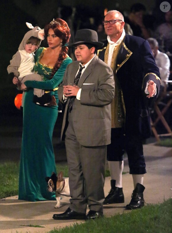 Sofia Vergara, Ed O'Neill, Rico Rodriguez en costumes d'Halloween sur le tournage de la série Modern Family à Los Angeles, le 18 septembre 2014.