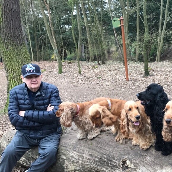 Pierre Ménès, sauvé par une greffe d'organes en décembre 2016, se prépare à faire son retour dans le Canal Football Club sur Canal+ le 2 avril 2017. Photo Twitter avec ses amis les cockers, mars 2017.