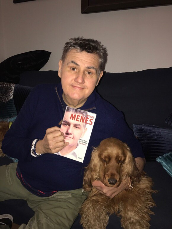 Pierre Ménès, sauvé par une greffe d'organes en décembre 2016, se prépare à faire son retour dans le Canal Football Club sur Canal+ le 2 avril 2017. Photo Twitter mars 2017, avec son livre Deuxième mi-temps.