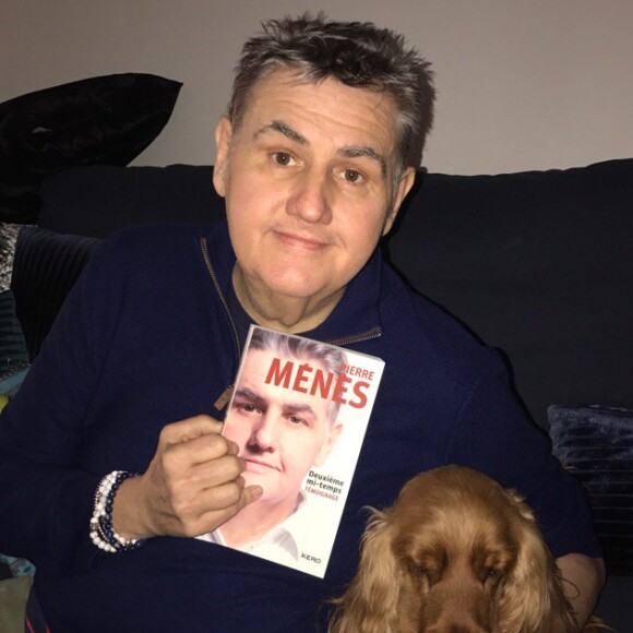 Pierre Ménès, sauvé par une greffe d'organes en décembre 2016, se prépare à faire son retour dans le Canal Football Club sur Canal+ le 2 avril 2017. Photo Twitter mars 2017, avec son livre Deuxième mi-temps.