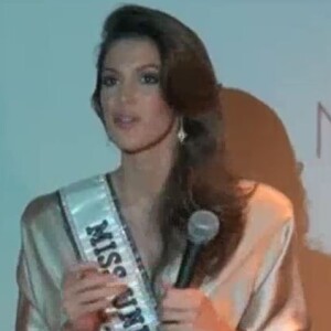 Iris Mittenaere en conférence de presse - Les images dévoilées dans "Il en pense quoi Camille ?", mardi 21 mars 2017, C8