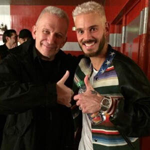 Jean-Paul Gaultier pose avec M. Pokora après sa première date au Zénith de Paris, le 21 mars 2017.