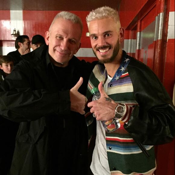Jean-Paul Gaultier pose avec M. Pokora après sa première date au Zénith de Paris, le 21 mars 2017.