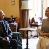 Angelina Jolie, qui apparaît sans soutien-gorge, a rencontré l'Archevêque de Canterbury, Justin Welby, à Londres le 16 mars 2017.