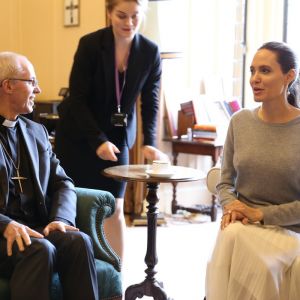 Angelina Jolie a rencontré l'Archevêque de Canterbury, Justin Welby, à Londres le 16 mars 2017.