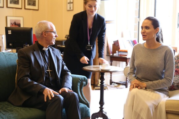 Angelina Jolie a rencontré l'Archevêque de Canterbury, Justin Welby, à Londres le 16 mars 2017.