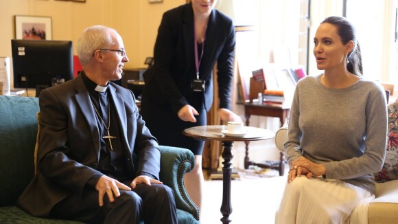 Angelina Jolie sans soutien-gorge devant l'Archevêque de Canterbury : Scandale ?