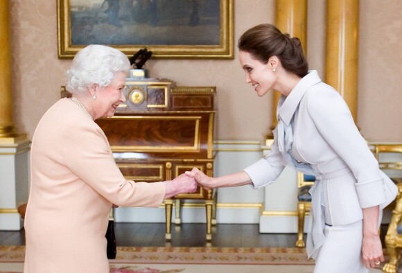 Angelina Jolie (tailleur Ralph & Russo Couture) a été décorée du titre de Dame grand-croix de l'ordre de St Michael et St George pour son engagement contre les violences faites aux femmes en temps de guerre, la plus haute distinction civile du Royaume-Uni, au palais de Buckingham à Londres. Le 10 octobre 2014