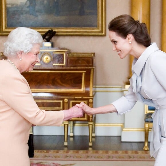 Angelina Jolie (tailleur Ralph & Russo Couture) a été décorée du titre de Dame grand-croix de l'ordre de St Michael et St George pour son engagement contre les violences faites aux femmes en temps de guerre, la plus haute distinction civile du Royaume-Uni, au palais de Buckingham à Londres. Le 10 octobre 2014