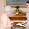 Angelina Jolie (tailleur Ralph & Russo Couture) a été décorée du titre de Dame grand-croix de l'ordre de St Michael et St George pour son engagement contre les violences faites aux femmes en temps de guerre, la plus haute distinction civile du Royaume-Uni, au palais de Buckingham à Londres. Le 10 octobre 2014