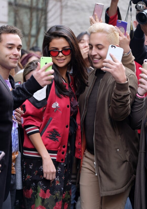 Selena Gomez va à la rencontre de ses fans à la sortie de son hôtel à New York, le 8 février 2017.