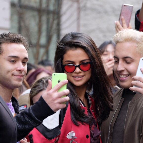 Selena Gomez va à la rencontre de ses fans à la sortie de son hôtel à New York, le 8 février 2017.