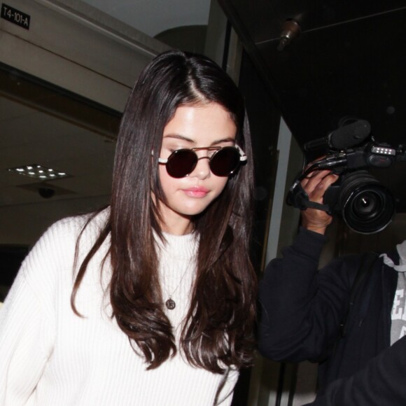 Selena Gomez arrive à l'aéroport LAX de Los Angeles, Californie, Etats-Unis, le 28 novembre 2016.