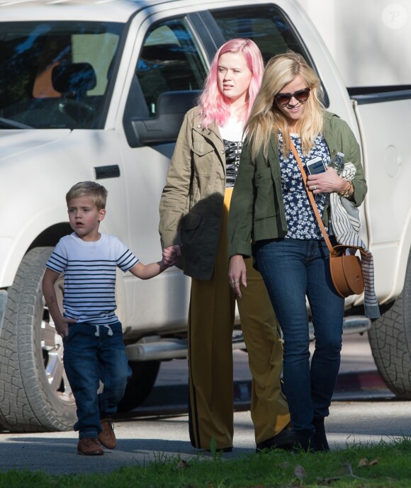 Reese Witherspoon se promène avec son fils Tennessee James Toth et sa fille Ava Elizabeth Phillippe. Los Angeles, le 28 janvier 2017.