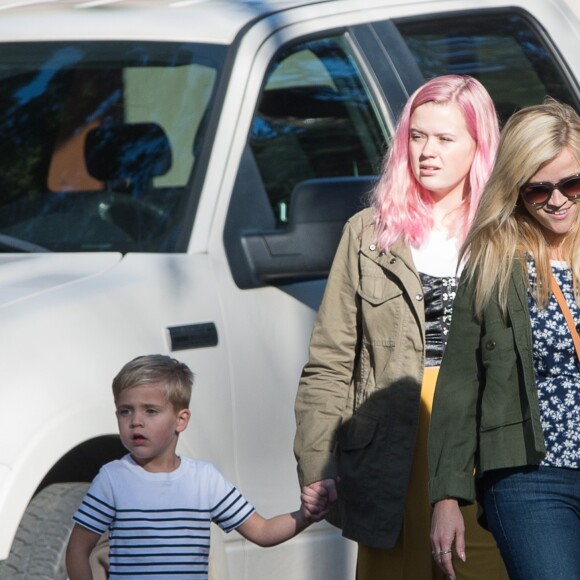 Reese Witherspoon se promène avec son fils Tennessee James Toth et sa fille Ava Elizabeth Phillippe. Los Angeles, le 28 janvier 2017.