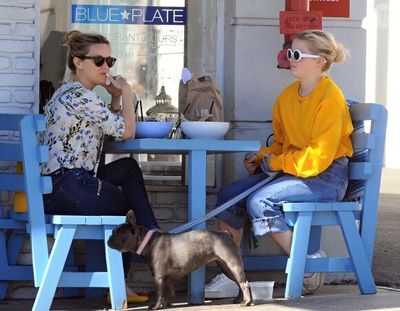 Reese Witherspoon déjeune avec sa fille Ava Phillippe au restaurant Blue Plate à Los Angeles, le 7 mars 2017