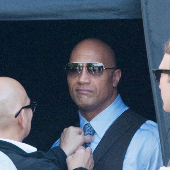 Exclusif - Dwayne Johnson sur le tournage de la série "Ballers" à Los Angeles le 14 février 2017. Il joue le rôle d'un ancien sportif de la NFL, le football américain, qui devient courtier en finance.