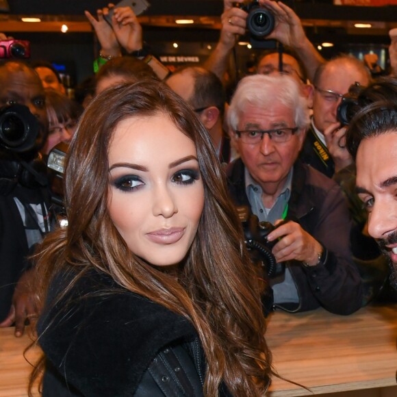 Nabilla Benattia et son compagnon Thomas Vergara en visite au 32ème Salon du Livre à la Porte de Versailles à Paris, le 25 mars 2017. © Lionel Urman/Bestimage