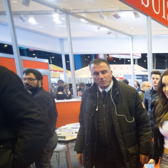 Nabilla Benattia (pour son livre "Trop Vite") et son compagnon Thomas Vergara en visite au 32ème Salon du Livre à la Porte de Versailles à Paris, le 25 mars 2017.