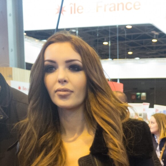 Nabilla Benattia (pour son livre "Trop Vite") et son compagnon Thomas Vergara en visite au 32ème Salon du Livre à la Porte de Versailles à Paris, le 25 mars 2017.
