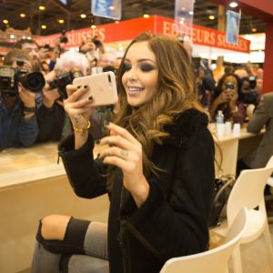 Nabilla Benattia (pour son livre "Trop Vite") en visite au 32ème Salon du Livre à la Porte de Versailles à Paris, le 25 mars 2017.