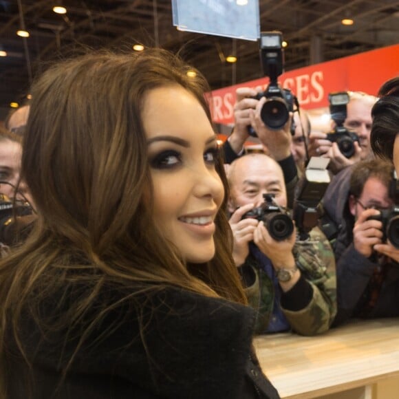 Nabilla Benattia (pour son livre "Trop Vite") et son compagnon Thomas Vergara en visite au 32ème Salon du Livre à la Porte de Versailles à Paris, le 25 mars 2017.