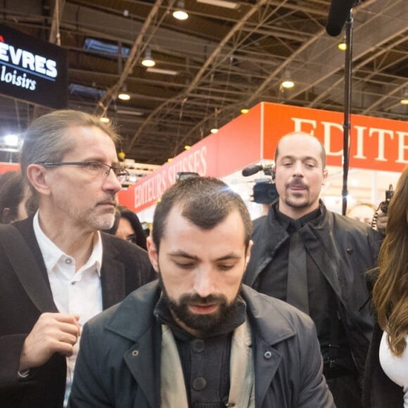 Nabilla Benattia (pour son livre "Trop Vite") et son compagnon Thomas Vergara en visite au 32ème Salon du Livre à la Porte de Versailles à Paris, le 25 mars 2017.