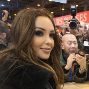 Nabilla Benattia (pour son livre "Trop Vite") et son compagnon Thomas Vergara en visite au 32ème Salon du Livre à la Porte de Versailles à Paris, le 25 mars 2017.