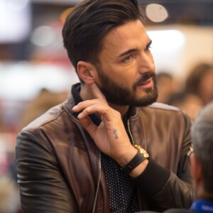Thomas Vergara en visite au 32ème Salon du Livre à la Porte de Versailles à Paris, le 25 mars 2017.