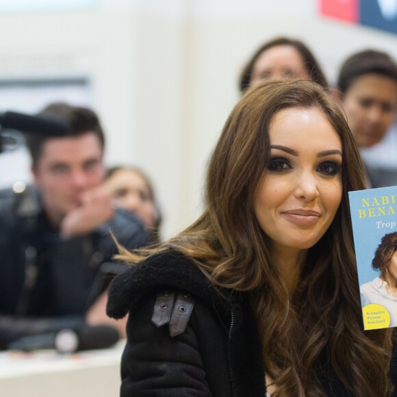 Nabilla Benattia (pour son livre "Trop Vite") en visite au 32ème Salon du Livre à la Porte de Versailles à Paris, le 25 mars 2017.