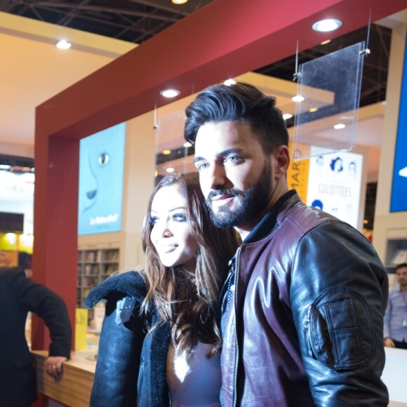 Nabilla Benattia (pour son livre "Trop Vite") et son compagnon Thomas Vergara en visite au 32ème Salon du Livre à la Porte de Versailles à Paris, le 25 mars 2017.