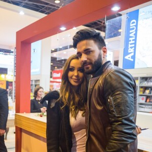Nabilla Benattia (pour son livre "Trop Vite") et son compagnon Thomas Vergara en visite au 32ème Salon du Livre à la Porte de Versailles à Paris, le 25 mars 2017.