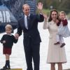 Le prince William et Kate Middleton avec leurs enfants le prince George et la princesse Charlotte lors de leur départ du Canada, le 1er octobre 2016 dans la rade de Victoria.