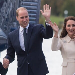 Le prince William et Kate Middleton avec leurs enfants le prince George et la princesse Charlotte lors de leur départ du Canada, le 1er octobre 2016 dans la rade de Victoria.