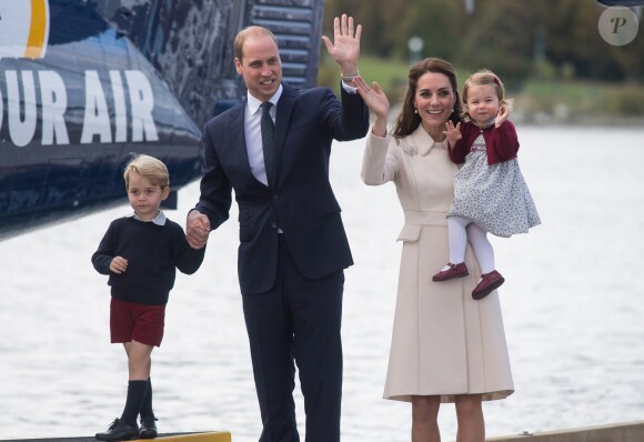 Le prince William et Kate Middleton avec leurs enfants le prince George et la princesse Charlotte lors de leur départ du Canada, le 1er octobre 2016 dans la rade de Victoria.