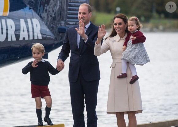 Le prince William et Kate Middleton avec leurs enfants le prince George et la princesse Charlotte lors de leur départ du Canada, le 1er octobre 2016 dans la rade de Victoria.