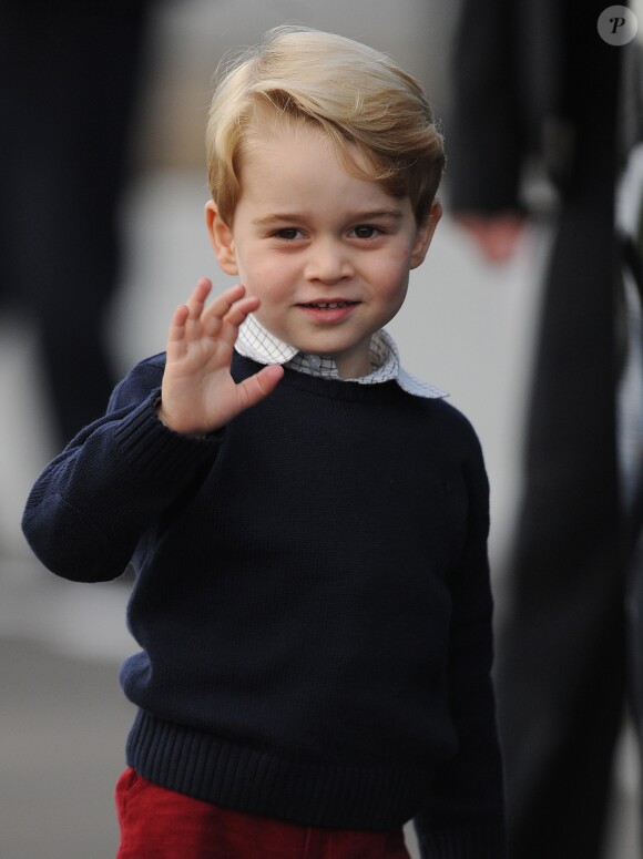 Le prince George de Cambridge lors du départ de sa famille du Canada, le 1er octobre 2016 à Victoria, après leur visite officielle.
