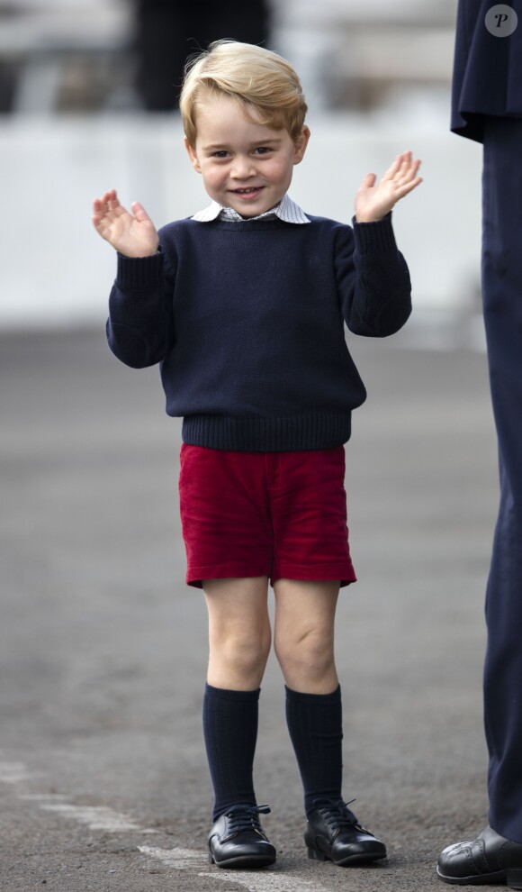 Le prince George de Cambridge lors du départ de sa famille du Canada, le 1er octobre 2016 à Victoria, après leur visite officielle.