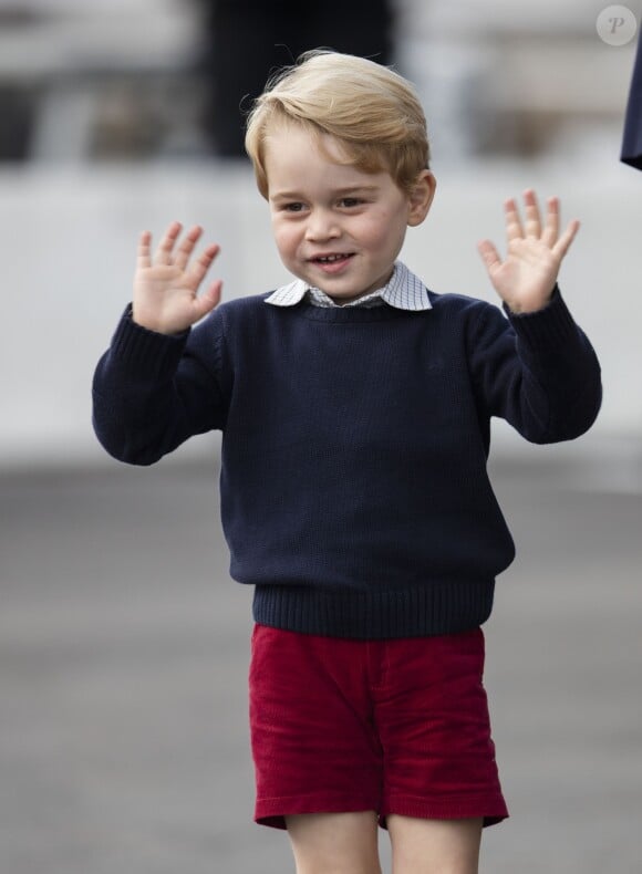 Le prince George de Cambridge lors du départ de sa famille du Canada, le 1er octobre 2016 à Victoria, après leur visite officielle.