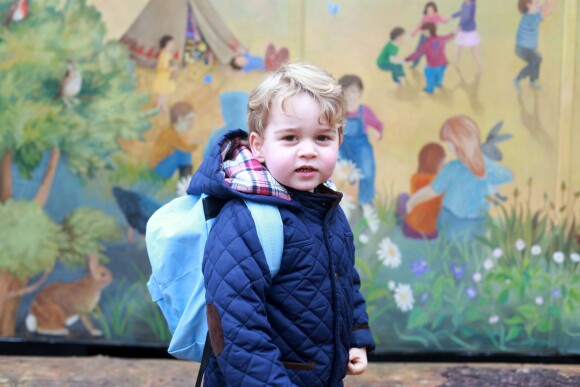 Le prince George de Cambridge, pris en photo par sa maman Kate Middleton, le 6 janvier 2016 lors de sa rentrée à l'école Montessori de Westacre, dans le Norfolk. En septembre 2017, George intégrera l'école Thomas's Battersea à Londres.