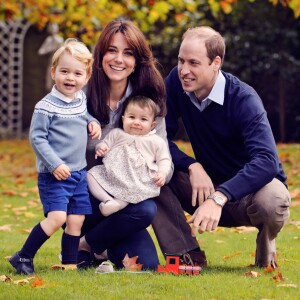 Le duc et la duchesse de Cambridge avec leurs enfants George et Charlotte dans les jardins du palais de Kensington, leur résidence officielle, en octobre 2015.