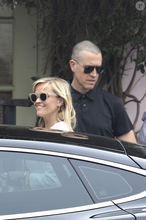 Reese Witherspoon est allée déjeuner avec son mari Jim Toth au restaurant The Ivy à Los Angeles, le 12 mars 2017