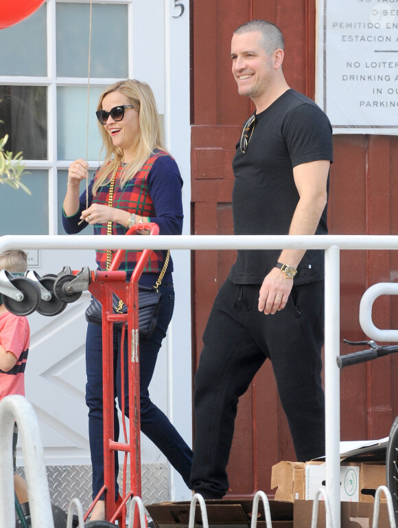 Reese Witherspoon se promène au Brentwood Country Market avec son mari Jim Toth et son fils Tennessee Toth à Brentwood, le 10 décembre 2016