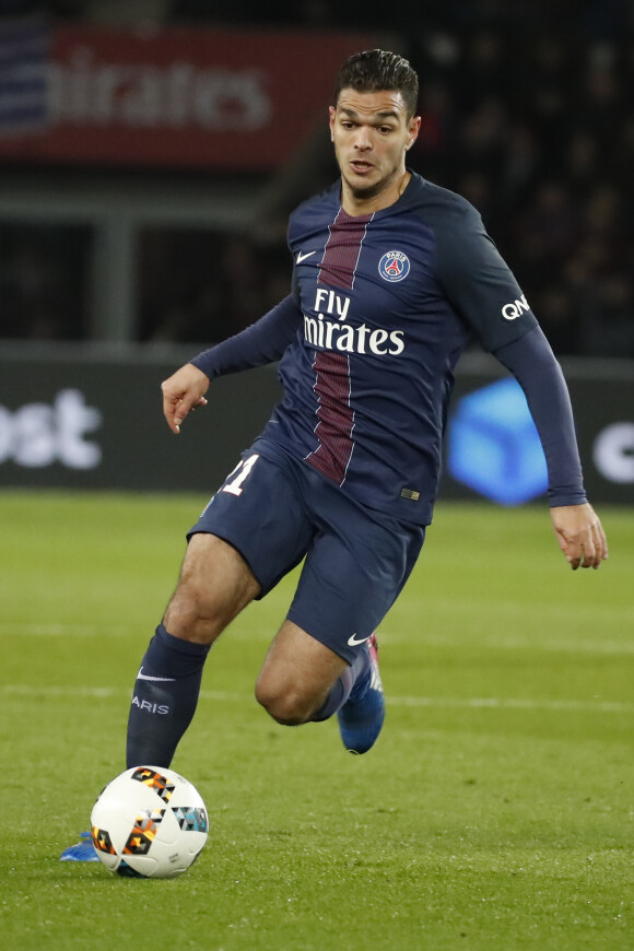 Hatem Ben Arfa balle au pied lors de PSG-LOSC en Ligue 1 le 7 février 2017 au Parc des Princes à Paris.