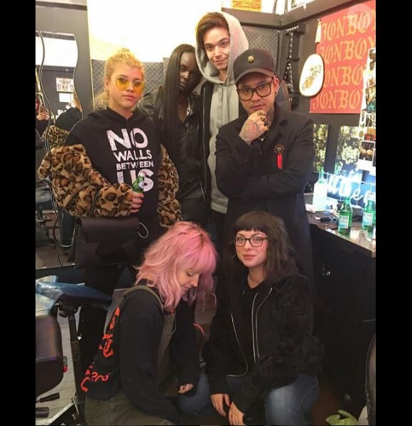 Sofia Richie, le tatoueur Jonathan Valena (casquette noire) et des amis au salon West 4 Tattoo à New York. Mars 2017.