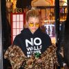 Sofia Richie quitte le salon West 4 Tattoo à New York, le 27 mars 2017.